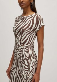 Braun- und cremefarbendes Kleid im Zebramuster mit kurzen Ärmeln, einem runden Ausschnitt und einer gebundenen Taillenpartie, aus glattem Stoff.