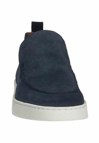 Scarpa slip-on in suede blu navy con punta arrotondata, suola in gomma bianca e linguetta sul retro. Caratterizzata da una texture morbida e un design minimalista.