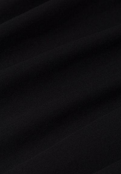 Cienka czarna tkanina o gładkiej fakturze, z subtelnymi fałdami i jednolitym kolorem na powierzchni. Odpowiednia do różnych zastosowań.