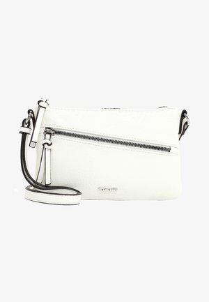 Sac à bandoulière en cuir blanc avec une surface texturée, fermeture éclair argentée et sangle ajustable. Il dispose d'une poche zippée à l'avant et d'un branding minimal.