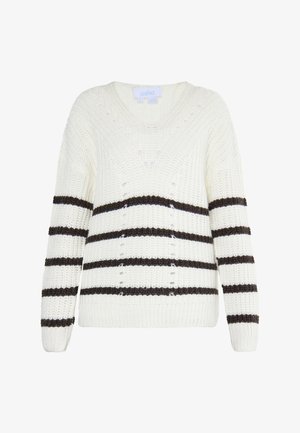 Weißer gestrickter V-Ausschnitt-Pullover mit schwarzen horizontalen Streifen an Ärmeln und Körper, der ein strukturiertes Muster mit kleinen Löchern aufweist.