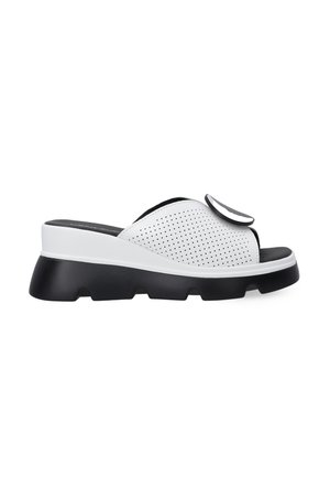 Hvid perforeret slidesandal med en kraftig sort sål og rund tå. Har en glat sort detalje på overdelen for ekstra stil.