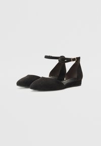 Bailarinas de ante negro con punta afilada, correa ajustable en el tobillo y tacón bajo en cuña. Textura suave, diseño minimalista, sin adornos adicionales.