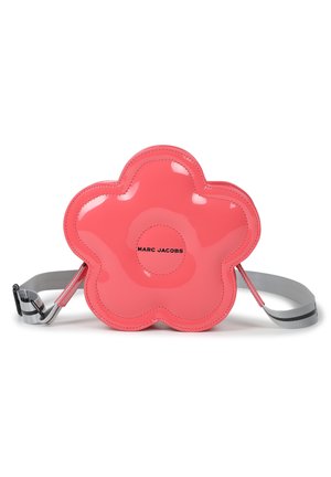 Sac bandoulière rose brillant en forme de fleur avec sangle grise réglable et logo "Marc Jacobs" au centre.