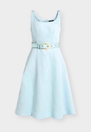 Φόρεμα ανοιχτού γαλάζιου χρώματος χωρίς μανίκια με εφαρμοστή μπούστα, φουσκωτή φούστα και ταιριαστή ζώνη με στρογγυλή αγκράφα.