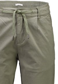 Pantalons verts olive en tissu léger, dotés d'une taille élastique avec cordon de serrage et de poches latérales, texture lisse.