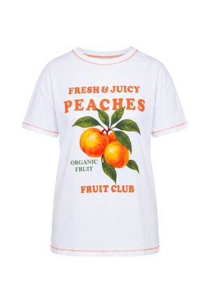 Wit t-shirt met oranje stiksel, met een afbeelding van drie perziken met bladeren en de tekst "Fresh & Juicy Peaches Organic Fruit Fruit Club".