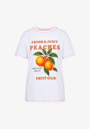 Hvid T-shirt med orange syninger, dekoreret med en grafik af tre ferskner med blade samt teksten "Friske & saftige ferskner økologisk frugt frugtklub."
