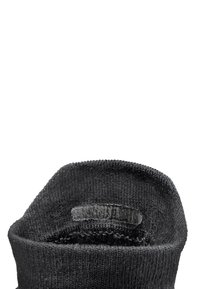 Schwarze Socke mit geripptem Bund, ausgestattet mit einem glatten Innenfutter und einer verstärkten Ferse. Einfaches Design, keine Muster oder sichtbare Markenlabel.