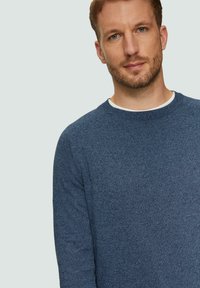 Granatowy sweter dzianinowy z okrągłym dekoltem i textured tkaniną. Długie rękawy i ściągacze, z delikatnym wzorem na całej powierzchni.