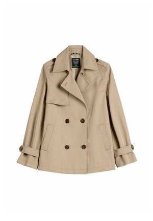 Beżowy dwurzędowy płaszcz trencz z szerokimi klapami, zapinanymi na guziki naramiennikami, paskami na mankietach oraz dwoma przednimi kieszeniami, przedstawiony na płasko.