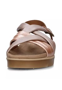 Sandali con cinturini incrociati in pelle metallica rosa chiaro con soletta imbottita e suola in gomma beige. Texture liscia e design open-toe.