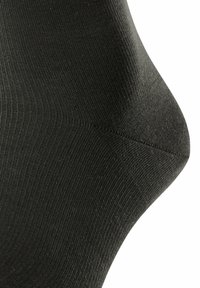 Schwarze Baumwollsocke mit einer glatten, gerippten Textur. Verfügt über eine geformte Ferse und einen verstärkten Zehenbereich, mit nahtlosen Kanten für zusätzlichen Komfort.