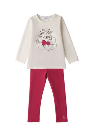 Camicia bianca a maniche lunghe con grafica di un orsetto che abbraccia dei cuori, abbinata a leggings rosa scuro uniformi con un piccolo dettaglio a forma di cuore vicino alla caviglia.
