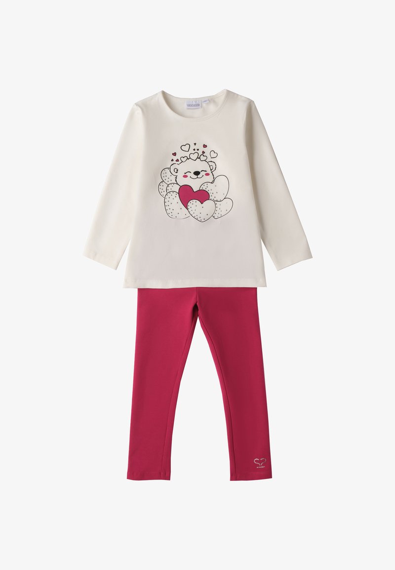 Weißes Langarmshirt mit einem grafischen Druck von einem Teddybären, der Herzen umarmt, kombiniert mit einfarbigen dunkelrosa Leggings mit kleinem Herzdetails nahe dem Knöchel.