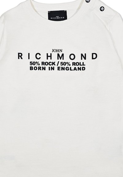 T-shirt bianco in cotone con stampa nera: "JOHN RICHMOND 50% ROCK / 50% ROLL NATO IN INGHILTERRA." Include dettagli con bottoni sulla spalla.