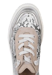 Trampki z materiałem o wzorze srebrnej skóry węża, zamszowymi jasnobrązowymi akcentami, białymi sznurówkami i teksturowaną podeszwą. Zaokrąglony kształt czubka.