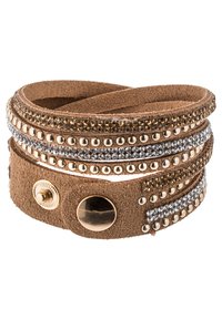 Brun mocka handledband med lager av metallackenter och rhinstenar, med tryckknappsstängning och dekorativa nitar.