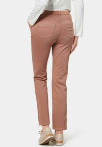 GOLDNER TRAGEANGENEHME CARLA MIT GLÄNZENDER OBERFLÄCHE - Slim fit jeans - caramel