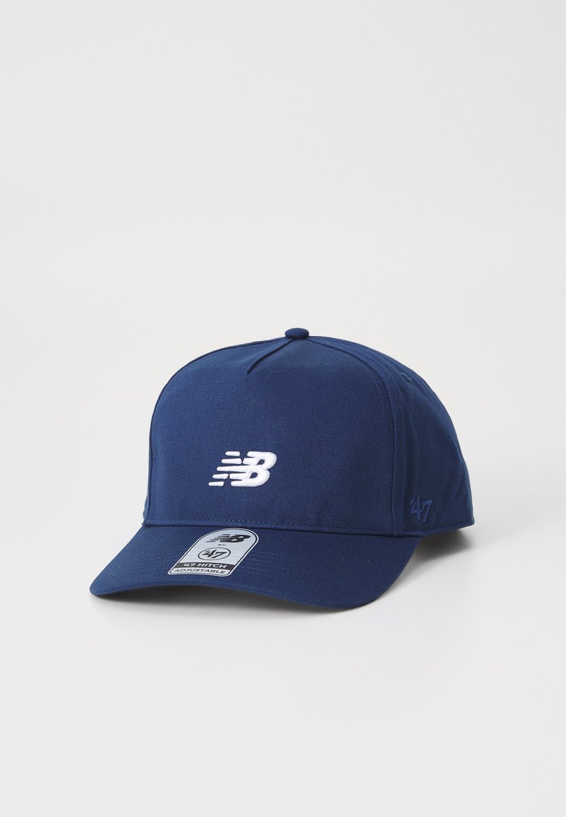 Gorra azul marino de tela con visera curvada. Presenta un logo bordado en blanco y una correa ajustable en la parte posterior.