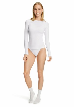 Haut blanc à manches longues avec un design ajusté, une texture côtelée et un col rond. Assorti à des culottes blanches et des chaussettes blanches longueur cheville.