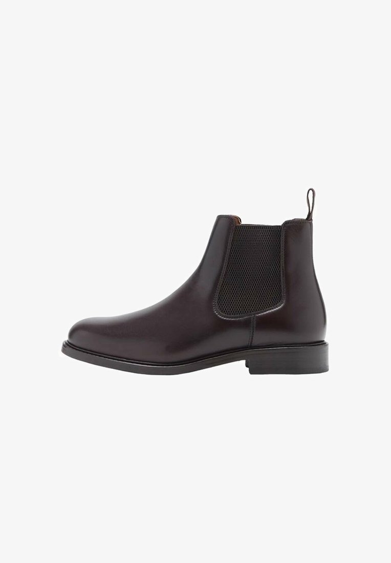 Botte Chelsea en cuir marron foncé avec un panneau latéral élastique et un tirant, talon bas et bout arrondi, vue de profil.