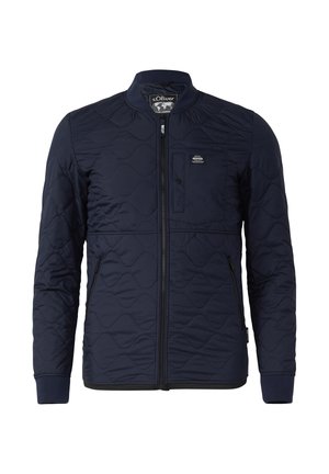 Marineblaue Steppjacke mit durchgehendem Reißverschluss, Stehkragen, seitlichen Reißverschlusstaschen und Brusttasche mit Knopfdetail, lange Ärmel.