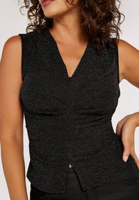 Schwarzes ärmelloses Top mit V-Ausschnitt, strukturierter Stoff mit mehrfarbigen Fäden, vordere Knoten-Details und leicht ausgestelltem Saum.