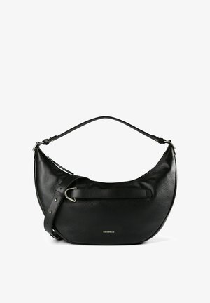 Schwarze, aus Leder gefertigte, sichelförmige Handtasche mit verstellbarem Riemen, silberner Schnalle, Reißverschluss und kleinem, goldenem "Coccinelle"-Logo auf der Vorderseite.