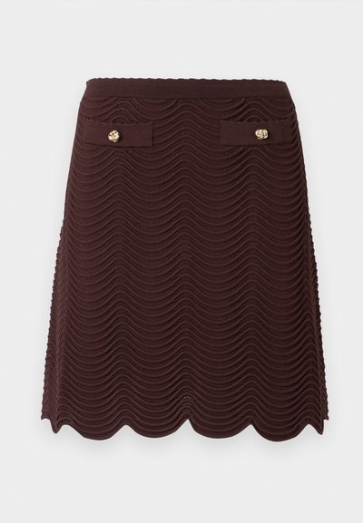 Jupe en maille marron foncé avec un motif texturé ondulé, un ourlet festonné et deux petites poches avant avec des boutons dorés.