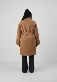 Tommy Hilfiger Curve BELTED COAT - Classic coat - light sepia brown