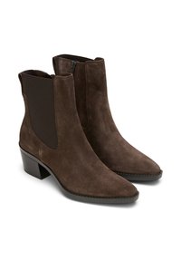 Bottines en daim marron avec un bout pointu, des panneaux latéraux élastiques et un petit talon en bloc, dotées d'une fermeture éclair pour un enfilage facile.