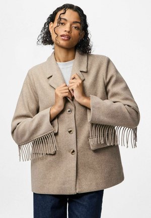 Beige uldfrakke med et skræddersyet design, der har en spidse krave, frontknapper og frynse detaljer langs ærmerne.