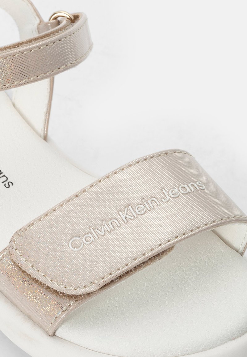 Kinder Riemchensandalen | Calvin Klein Jeans Riemensandalette beige/goldfarben - XS30825 Kinder Riemchensandalen | Calvin Klein Jeans Riemensandalette beige/goldfarben - XS30825