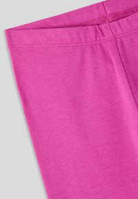 Fuksjowe legginsy z miękkiej dzianiny bawełnianej, z gładkim pasem w talii, minimalnym szwem i dopasowanym krojem nogawki.