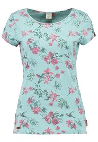Camiseta de algodón de color azul claro con mangas cortas, con un patrón floral en rosa, verde y blanco, con cuello redondo y un acento de logo.