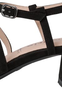 Sandale noire en daim à talon haut, bride à la cheville avec boucle argentée, semelle intérieure beige et talon bloc.