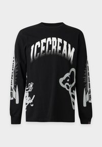 Черна риза с дълъг ръкав с бял текст "ICECREAM" на гърдите и графични дизайни на двата ръкава и долните предни страни.