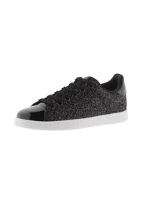 Låg svart sneaker med glittrig textur, svarta snören, glänsande tåhätta och vit gummisoles på en neutral vit bakgrund.