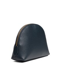 Pungă din piele de culoare albastru închis, cu un finisaj texturat. Vârful rotunjit, închidere cu fermoar aurie, bază plană pentru stabilitate, dimensiuni compacte pentru o manipulare ușoară.