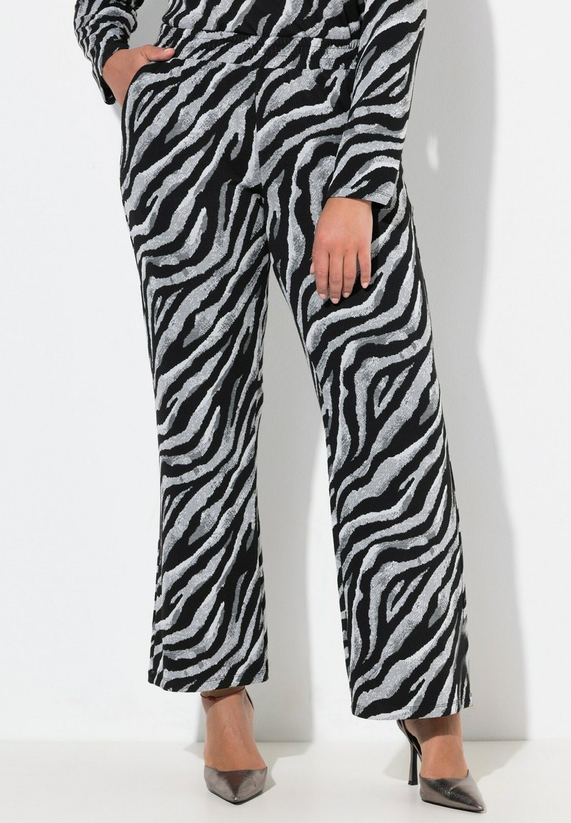 Zwart en zilver gestreepte wijde broek met een textuurstof, voorzien van een elastische tailleband en zijzakken.