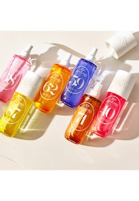 Sei bottiglie spray colorate sono disposte su una superficie chiara. I colori includono rosa, arancione, blu e giallo, etichettate con i numeri 62, 63, 69, 71 e 40.