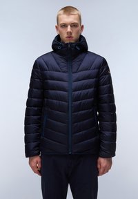 Chaqueta de abrigo azul marino con patrón de acolchado vertical, cierre con cremallera en la parte delantera, capucha ajustable y detalles en azul en las cremalleras y puños.