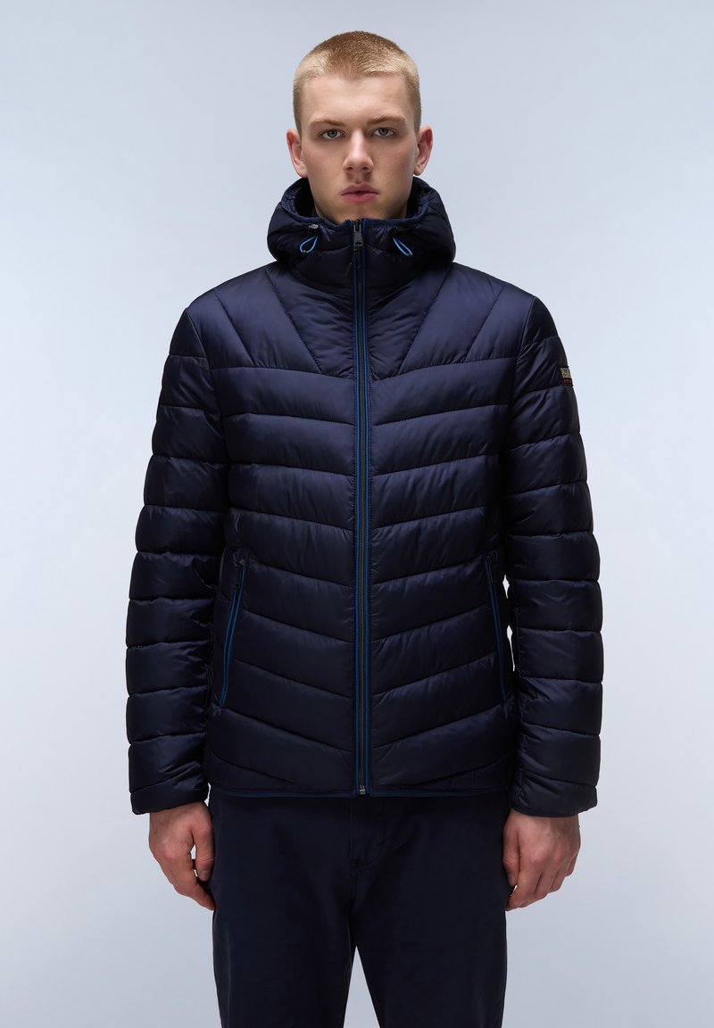 Chaqueta de abrigo azul marino con patrón de acolchado vertical, cierre con cremallera en la parte delantera, capucha ajustable y detalles en azul en las cremalleras y puños.