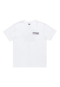 Camiseta de algodón blanca con cuello redondo, mangas cortas y un parche rectangular del logo de Quiksilver en negro y morado en la parte frontal.