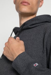 Tommy Jeans STRAIGHT LOGO - Džemperis ar kapuci - black
