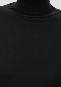 Svart polotröja i ett mjukt, elastiskt tyg. Fitted design med en slät yta och ribbade detaljer vid kragen.