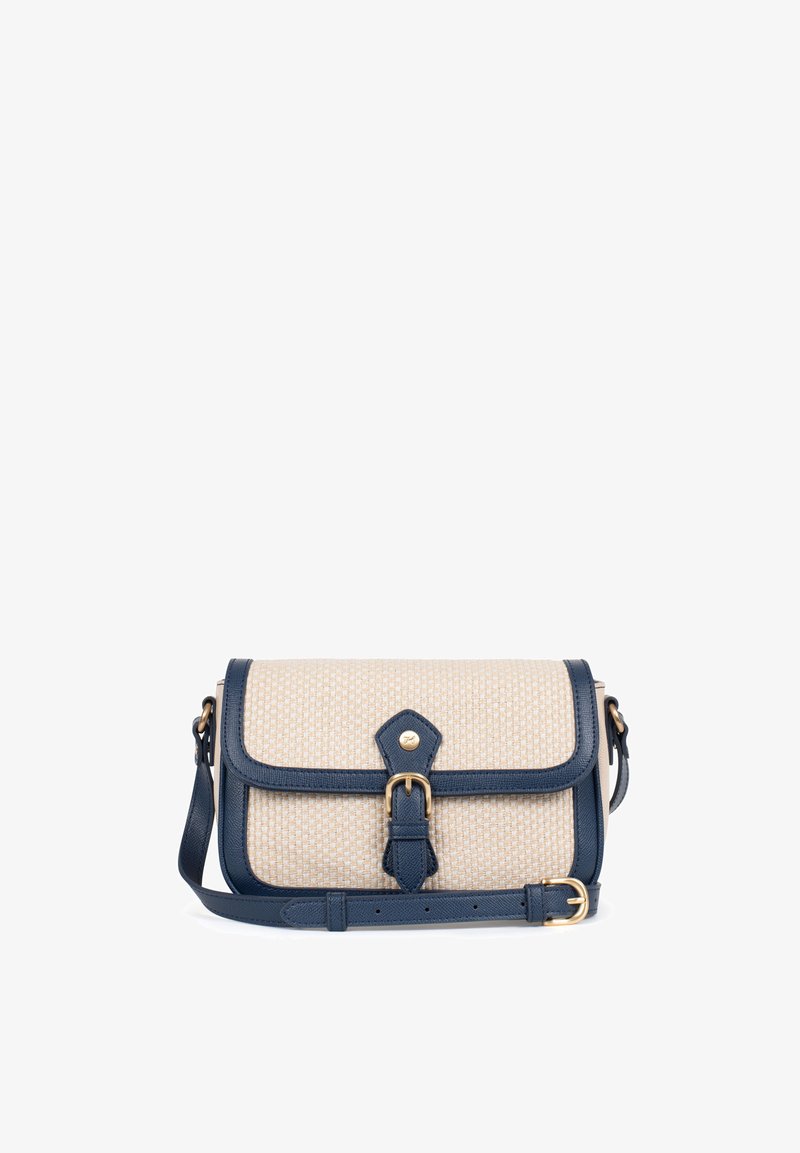 Borsa a tracolla strutturata in tessuto beige intrecciato con accenti in pelle blu navy, dotata di chiusura a gancio, tracolla regolabile e dettagli in oro.