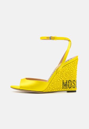 MOSCHINO Sandały na koturnie - yellow