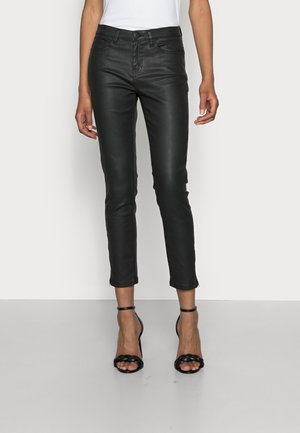 Pantalones vaqueros ajustados de cuero negro con cintura de altura media y longitud corta, que presentan un estilo clásico de cinco bolsillos y un brillo sutil.